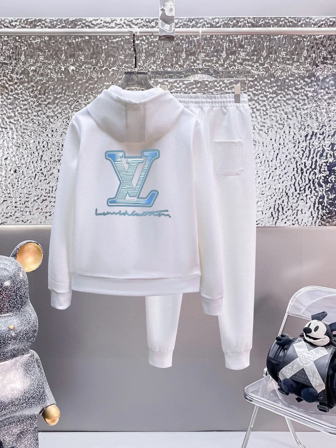 🅿️420 [LV Louis Vuitton] (Fat Man Gospel) hot-selling suit is coming. Focus on the original version of the official website. 2025 new hot-selling cardigan sweater suit. The original order is the best. 🇭🇰The meticulous work of top designers is dedicated to a fitting and perfect upper body effect. All-natural high-quality Roman cotton 100%, close-fitting comfort, noble and elegant! Original hardware embodies elegance and nobility! Counter size: M-5XL (maximum wear up to 220 pounds)